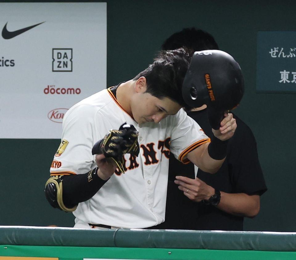 　８回、二ゴロに倒れた泉口（撮影・佐々木彰尚）