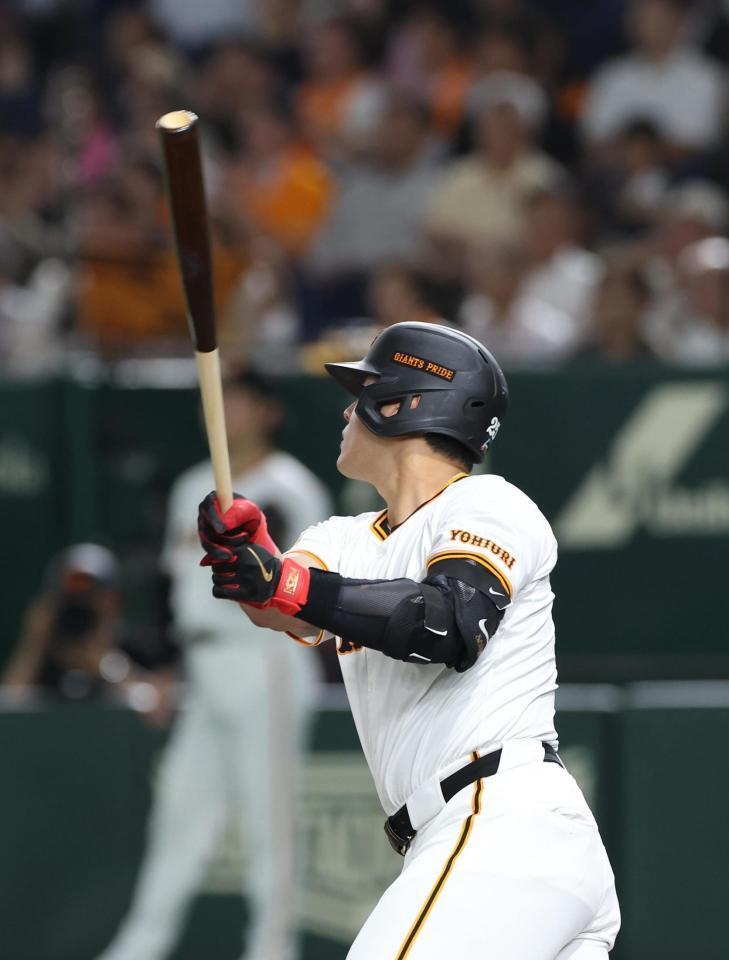 　１回、岡本は右翼線に適時二塁打を放つ（撮影・佐々木彰尚）