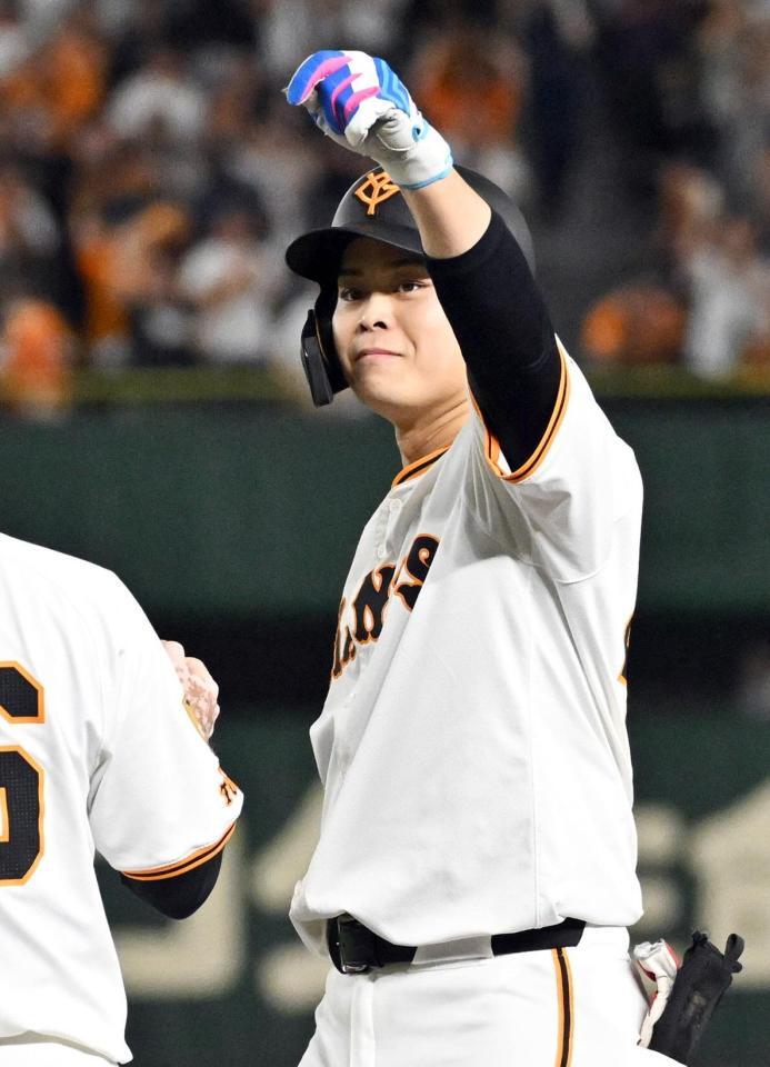 　１回、勝ち越し打を放ち、ガッツポーズする中山