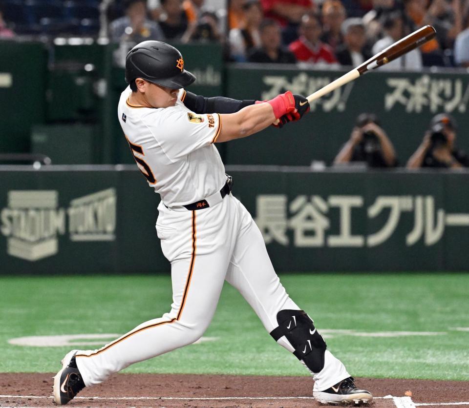 　１回、岡本が右翼線に同点二塁打を放つ