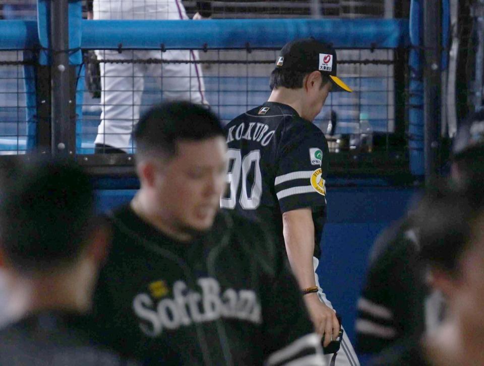 　ロッテに完敗し引き揚げる小久保監督（後方）