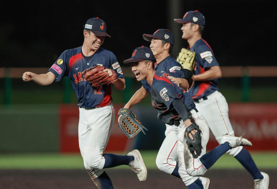 　米国に勝利し、喜ぶ岡部（左から２人目）ら日本ナイン