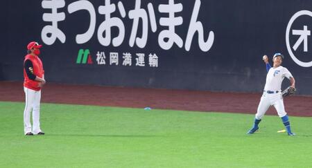 　試合前、今川（右）にスローイングの指導をする新庄監督（撮影・中島達哉）