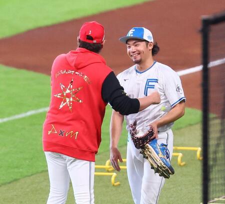 日本ハム　新庄監督と選手の距離感の近さが伝わる表情　伊藤大海、今川優馬が屈託のない笑顔