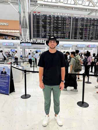 　帰国したランバート（球団提供）