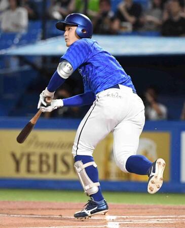 　１回、松尾は左前に先制の２点適時打を放つ（撮影・佐藤厚）