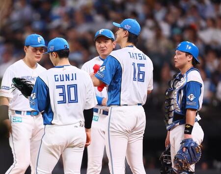 　４回、２点を先制され、マウンドに集まる達（１６）ら日本ハムナイン（撮影・中島達哉）