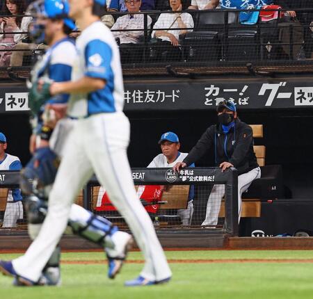 　４回、達（左から２人目）が先制を許し、厳しい表情の新庄監督（撮影・中島達哉）