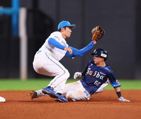 　４回、二塁盗塁を決める滝沢（撮影・中島達哉）