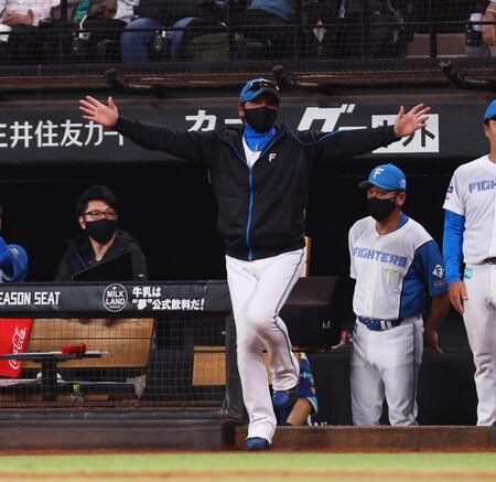 　９回、１点を返し、３連打で満塁となり、両手を広げながら代打を告げる新庄監督（中央）＝撮影・中島達哉