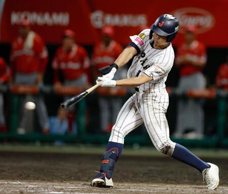 　タイブレークの８回、適時打を放つ阿部