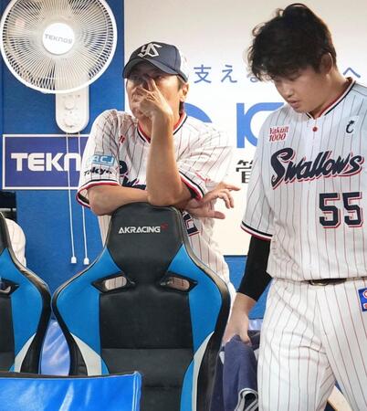 　５回、試合を見守る高津監督。手前は村上