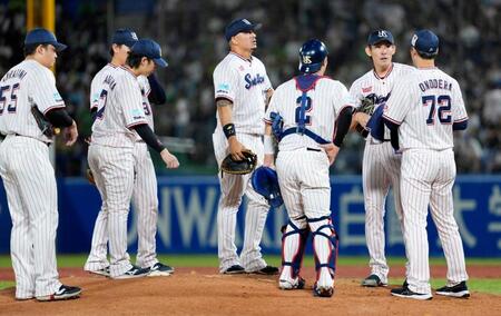 　５回、満塁のピンチを迎え、高梨（右から２人目）のもとに集まるヤクルトナイン