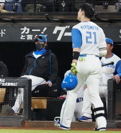 　７回、試合を見つめる日本ハム・新庄監督。手前は三振に倒れた清宮幸＝エスコンフィールド