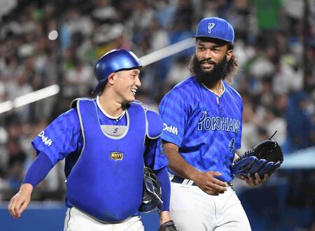 　松尾（右）と並んで笑顔を見せるジャクソン（撮影・佐藤厚）