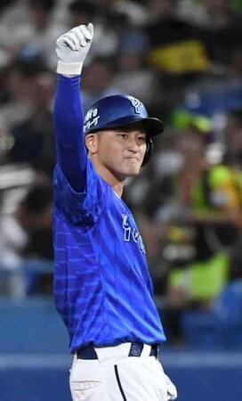 　１回、松尾は左前に先制の２点適時打を放ち、ガッツポーズを見せる（撮影・佐藤厚）