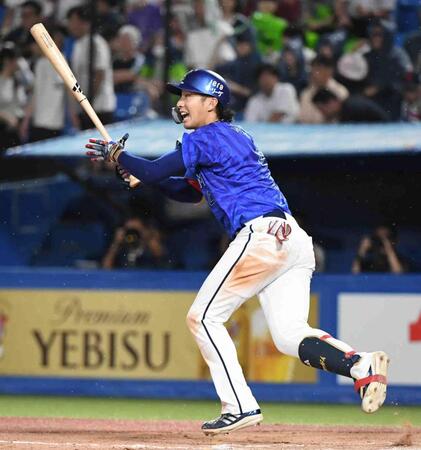 　８回、度会は左前適時打を放つ（撮影・佐藤厚）