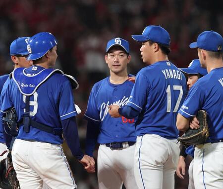 　３回、マウンドに集まる柳ら（撮影・市尻達拡）