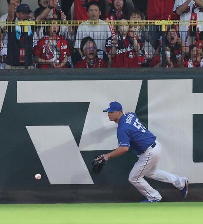 　１回、モンテロの飛球をグラブに当てながら捕球できず、二塁打とする細川（撮影・市尻達拡）