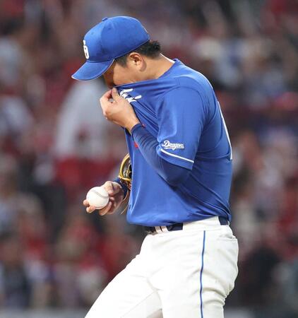 　１回、２失点し汗をぬぐう柳（撮影・市尻達拡）