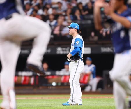 　８回途中から登板するもセデーニョ（左）に３ランを浴び、ぼうぜんとする生田目（撮影・中島達哉）