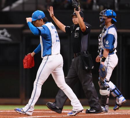 　８回途中から登板するも追加点を許し、肩を落とす宮西（左）＝撮影・中島達哉