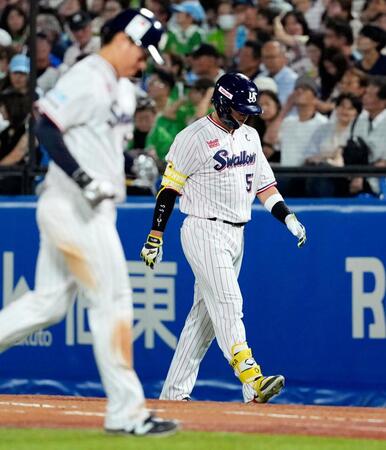　４回、遊ゴロ併殺打に倒れベンチに戻る村上（右）