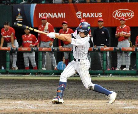 　８回、右前適時打を放つ阿部