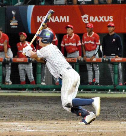 　８回、右前適時打を放つ阿部