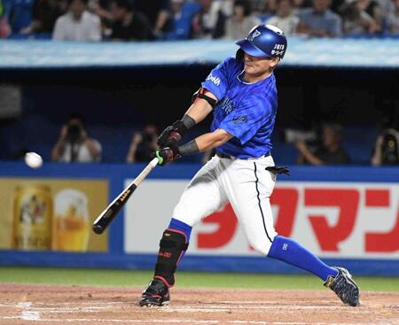 　３回、林は中犠飛を放つ（撮影・佐藤厚）