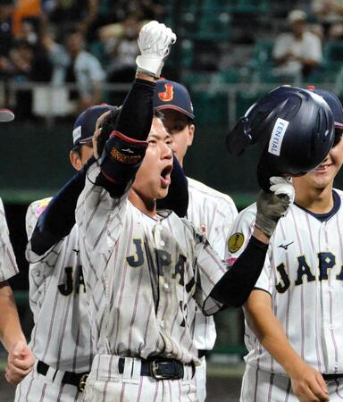 　サヨナラスクイズを決め、スタンドに向かってガッツポーズする岡部