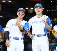 　笑顔でポーズをとる今川（左）と野村（撮影・中島達哉）