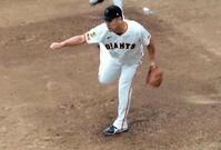 　ブルペンで熱のこもった投球を行う田中将