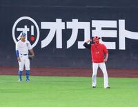 　試合前、今川（左）にスローイングの指導をする新庄監督（撮影・中島達哉）
