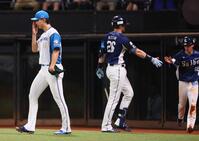 　４回、外崎に先制打を許し、肩を落とす達（右は生還し、ネビンに迎えられる滝沢）＝撮影・中島達哉