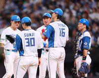 　４回、２点を先制され、マウンドに集まる達（１６）ら日本ハムナイン（撮影・中島達哉）