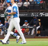 　４回、達（左から２人目）が先制を許し、厳しい表情の新庄監督（撮影・中島達哉）