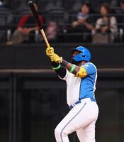 　９回、ソロを放つレイエス（撮影・中島達哉）