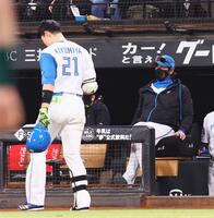 　７回、厳しい表情の新庄監督。左は空振り三振を喫し、ベンチに戻る清宮幸（撮影・中島達哉）