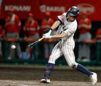 　タイブレークの８回、適時打を放つ阿部