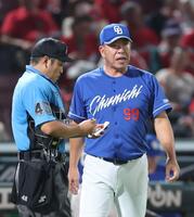 　５回の攻撃を終え、選手交代を告げる井上監督（撮影・市尻達拡）