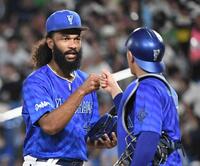 　７回４安打無失点の好投を見せ、松尾（右）とグータッチするジャクソン（撮影・佐藤厚）