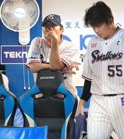 　５回、試合を見守る高津監督。手前は村上