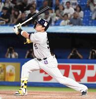 　１回、村上は左飛に終わる（撮影・佐藤厚）