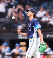 　９回、レイエスにソロを浴びた高橋（撮影・中島達哉）