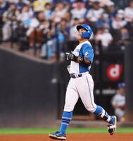 　６回、右邪飛に倒れる今川（撮影・中島達哉）