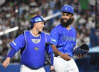 　松尾（右）と並んで笑顔を見せるジャクソン（撮影・佐藤厚）