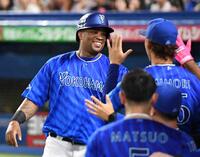 　３回、林の中犠飛で生還し、ナインに迎えられるビシエド（撮影・佐藤厚）