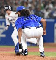 　３回、長岡の投ゴロを背面キャッチするジャクソン（撮影・佐藤厚）