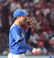 　３回、暴投で失点し、スコアボードを見つめる柳（撮影・市尻達拡）